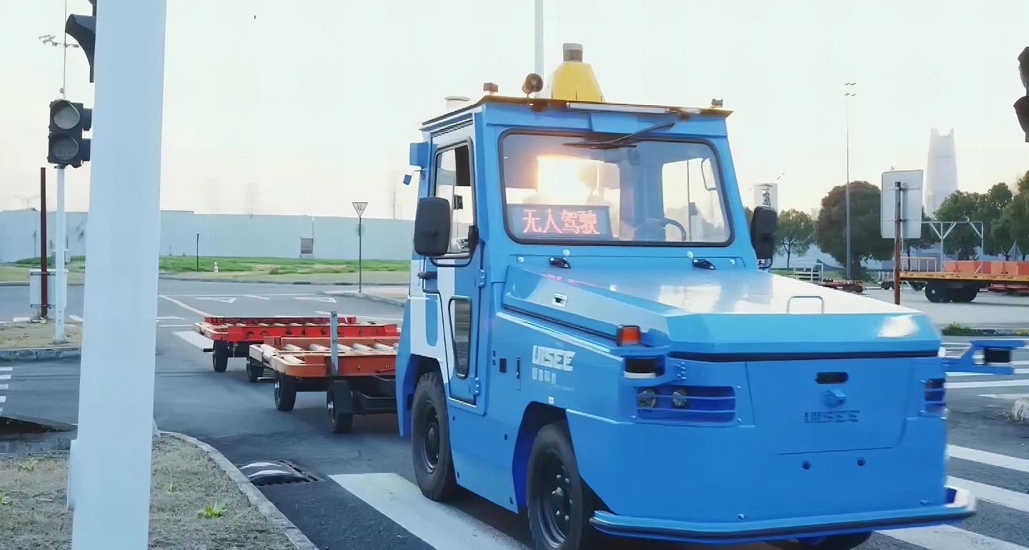 รถลากจูงไร้คนขับ ฝีมือจีน พลิกโฉมงานโลจิสติกส์ในสนามบิน